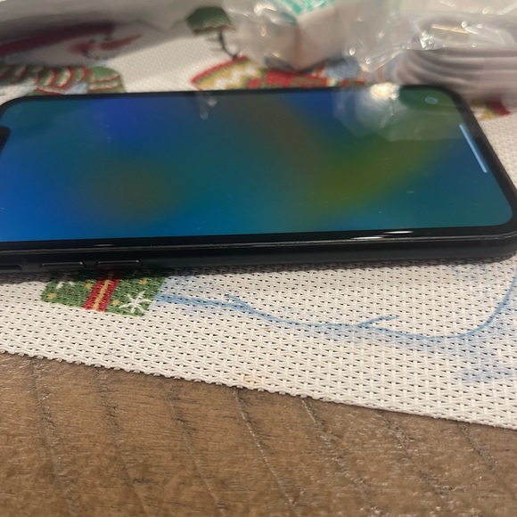 New iPhone XR 64 gigs unlocked  black - Picture 8 of 13